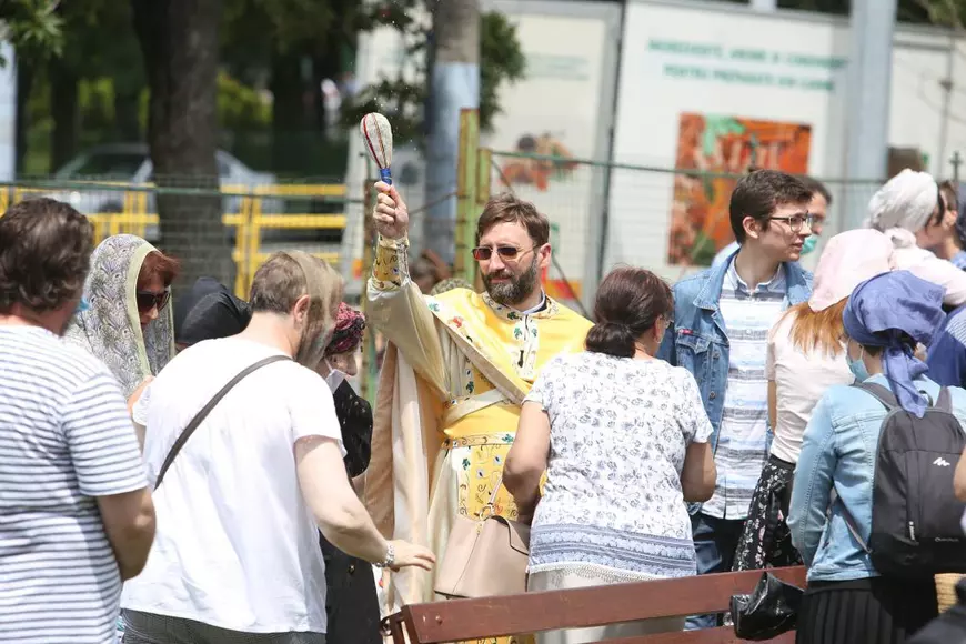 Bisericile au ținut Sfânta Liturghie afară, în urma numărului mare de credincioși veniți la slujbă