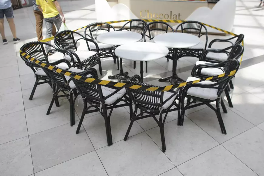 Weekend cu distanţare socială la mall: Aglomeraţie la magazine, pustiu la restaurante. Unii clienţi refuză să poarte mască