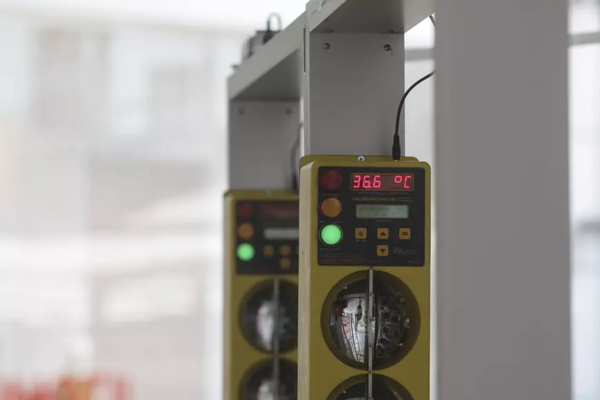 Weekend cu distanţare socială la mall: Aglomeraţie la magazine, pustiu la restaurante. Unii clienţi refuză să poarte mască