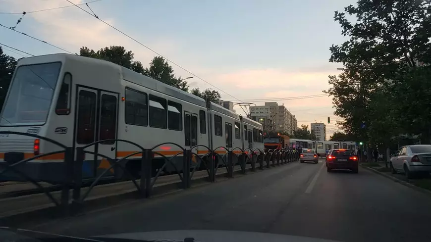 Trafic blocat în București, din cauza unui tramvai care a deraiat