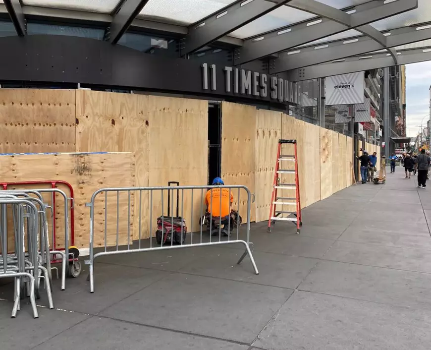 FOTO | Mărturia unui român aflat în New York în timpul protestelor: „Era să fiu închis în bancă, în timp ce muncitorii acopereau fațadele magazinelor cu scânduri”