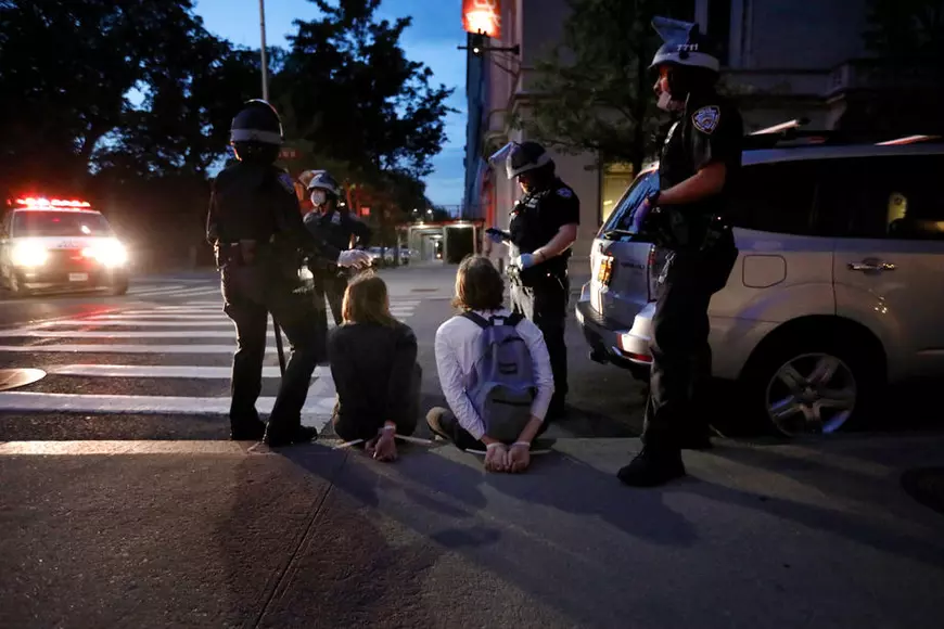 A opta zi de proteste în SUA. Oamenii au sfidat interdicțiile și au ieșit pe străzi în mai multe orașe. 200 de arestări, la New York