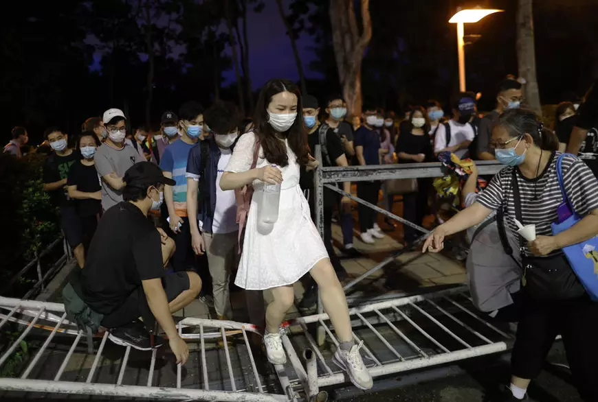Poliţia din Hong Kong face arestări şi foloseşte spray lacrimogen împotriva participanților la comemorarea protestului din Piaţa Tiananmen