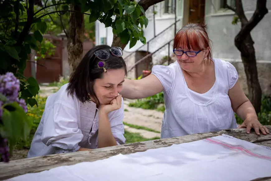 Zeci de oameni au sărit în ajutorul violonistei din Covasna care suferă de o boală rară. Mama Zsuzsannei: “Este o mare ușurare că avem din ce finanța tratamentul”