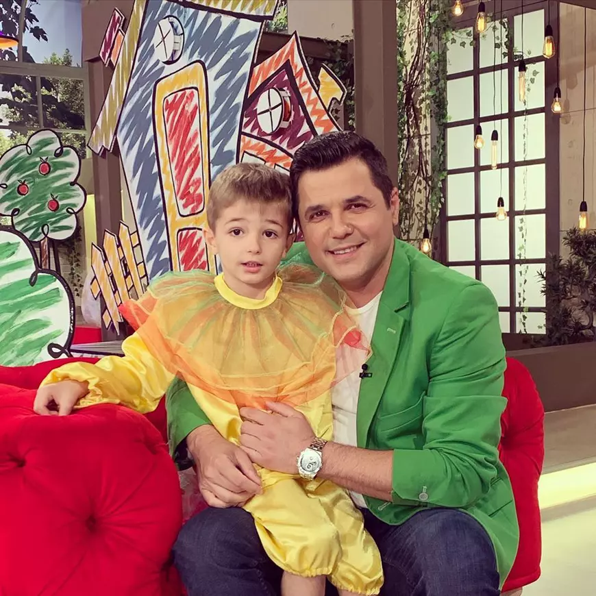 Prins între două joburi, Cove își dedică tot timpul liber celor doi băieți ai săi . „Fiul meu cel mare face balet, cel mic ne imită spectacolele de teatru, în casă”