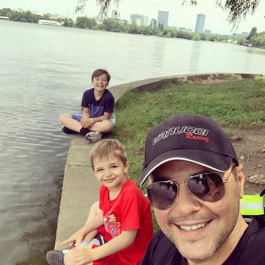 Prins între două joburi, Cove își dedică tot timpul liber celor doi băieți ai săi . „Fiul meu cel mare face balet, cel mic ne imită spectacolele de teatru, în casă”