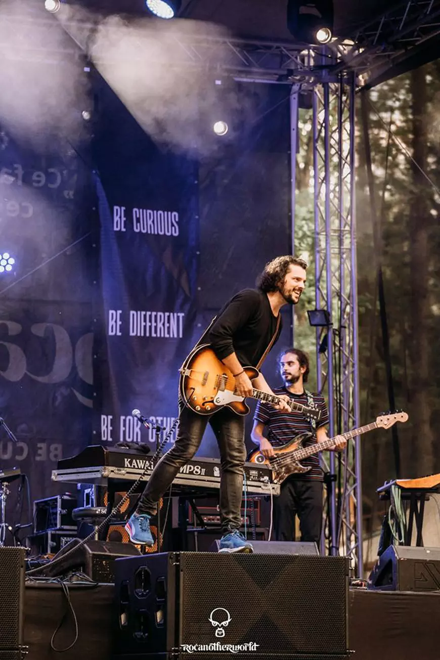 Trupa om la lună lansează albumul compus în izolare