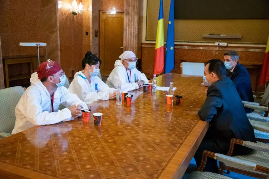 Mai multe cadre medicale, protest în combinezoane, față de condițiile de muncă. Secretarul de stat Horațiu Moldovan: „O risipă de echipamente”