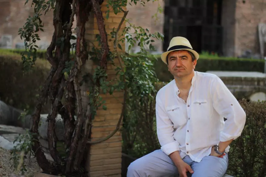 Profesor român din Ottawa: “Teoria conspirației pune răul pe vina celuilalt”. De ce e România atât de vulnerabilă﻿