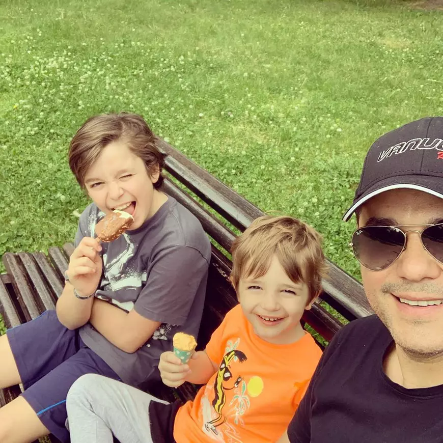 Prins între două joburi, Cove își dedică tot timpul liber celor doi băieți ai săi . „Fiul meu cel mare face balet, cel mic ne imită spectacolele de teatru, în casă”