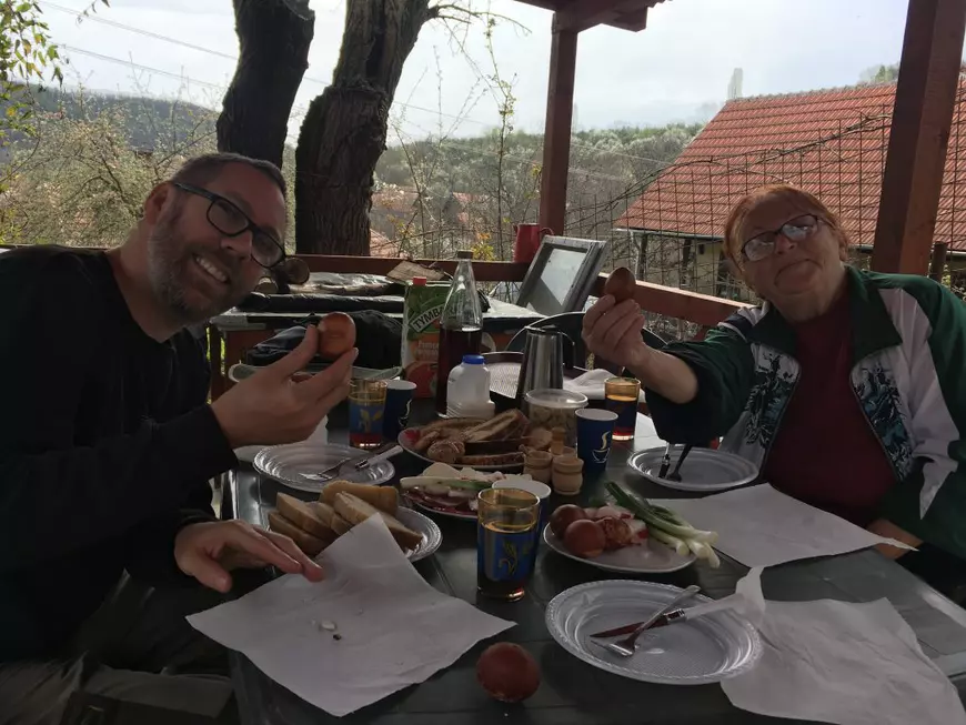 Britanicul care și-a făcut singur o cabană într-un sat uitat din Transilvania: “Vecinii mei sunt atât de buni! Îmi dau țuică, legume din grădină...”