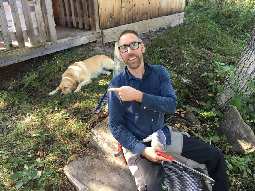 Britanicul care și-a făcut singur o cabană într-un sat uitat din Transilvania: “Vecinii mei sunt atât de buni! Îmi dau țuică, legume din grădină...”