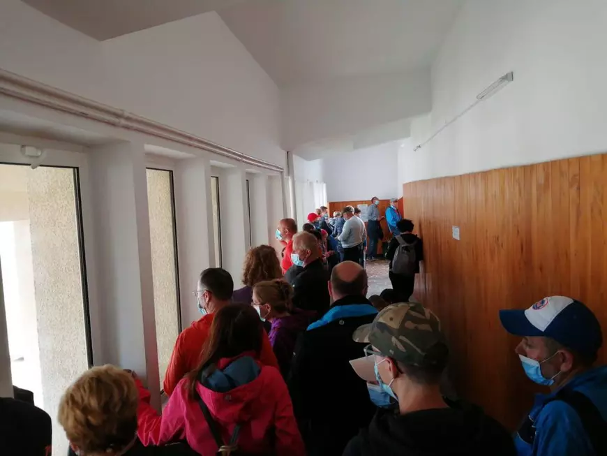 Trei ore la coadă la telecabină, fără urmă de distanțare socială. ”Ne lasă 9 în telecabină, dar în sala de așteptare sunt 100”. Teleferic Prahova susține că s-au respectat toate regulile