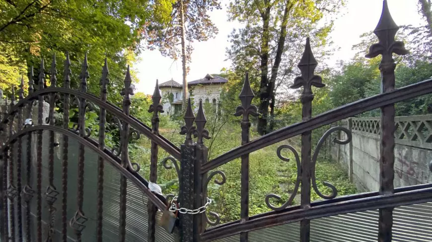 Conacul în care s-a filmat “Felix și Otilia” e abandonat de 26 de ani pe artera de lux a Bucureștiului. Ce spune ministrul culturii