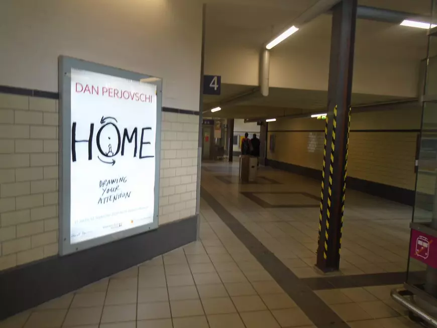 Paginile ziarului Libertatea despre muncitorii români din abatoarele lui Tönnies, într-o expoziție din Germania. Mesajul artistului Dan Perjovschi pe poza lui Țiriac