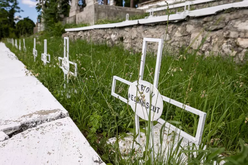 Eroi uitați într-un cimitir din Turda. Un clujean a găsit, după 75 de ani, locul unde e îngropat bunicul său mort în al Doilea Război Mondial