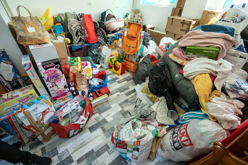 “Când vin donaţii, e Crăciunul”. Cum a luat naștere Banca de Haine, inițiativa prin care mai mulți tineri ajută familiile nevoiașe
