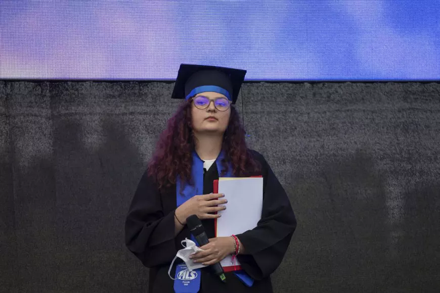 Festivitate de absolvire la Politehnica din București cu măști, ploaie și speranțe: „Jur să-mi construiesc traiectoria prin viață în respect, cinste și demnitate”