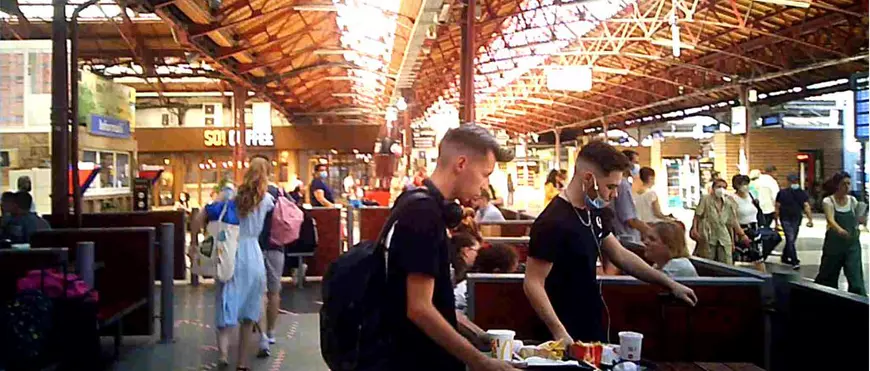 VIDEO | Cum se respectă regulile stării de alertă în Gara de Nord. Angajați fără nicio protecție, călători fără mască și jandarmi care ignoră și ei legea