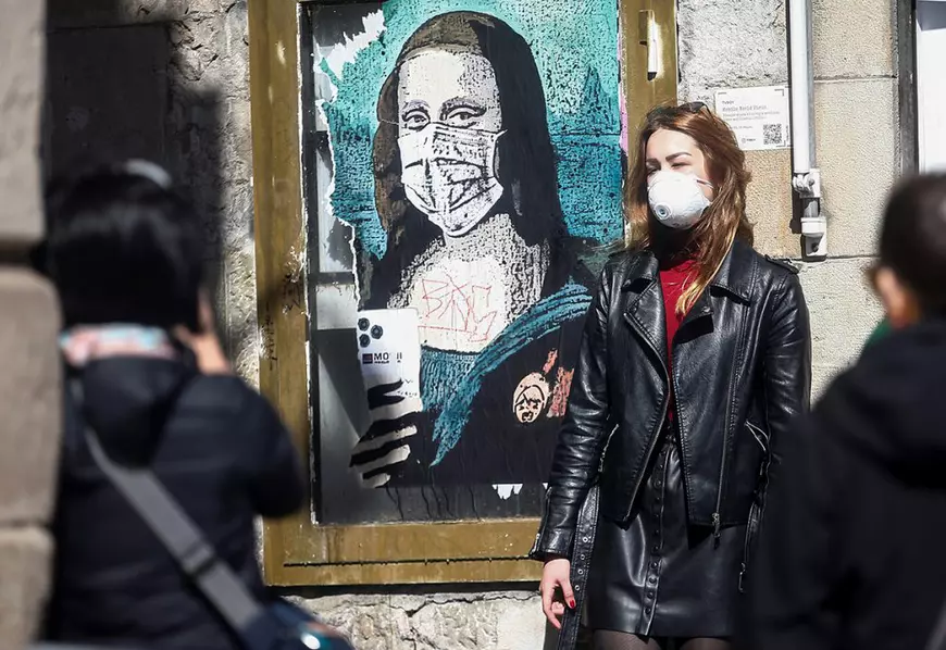 10 lucruri care ne frământă, în timp ce ne ferim de COVID. De la lupta pentru vaccinul salvator până la depopularea României și la soluția economică postpandemie