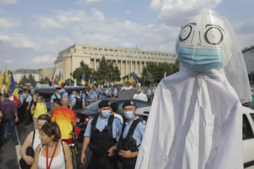 Nu putem demite poporul și să alegem altul! Dincolo de luptă, măști și antimăști, neliniștea populară are baze reale