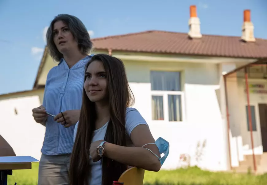 Într-un sat bântuit de sărăcie, un centru de zi le dă o șansă copiilor sărmani. „Nu poţi educa un copil flămând. Îi ungi o felie de pâine cu ceva şi apoi poți să-i umpli şi mintea cu matematică”