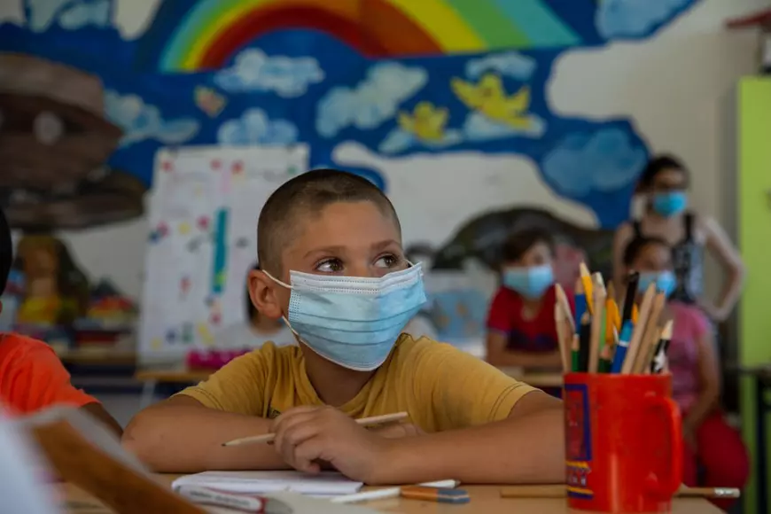 Într-un sat bântuit de sărăcie, un centru de zi le dă o șansă copiilor sărmani. „Nu poţi educa un copil flămând. Îi ungi o felie de pâine cu ceva şi apoi poți să-i umpli şi mintea cu matematică”