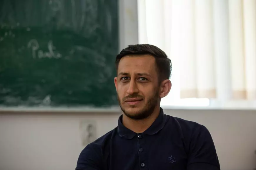 Într-un sat bântuit de sărăcie, un centru de zi le dă o șansă copiilor sărmani. „Nu poţi educa un copil flămând. Îi ungi o felie de pâine cu ceva şi apoi poți să-i umpli şi mintea cu matematică”