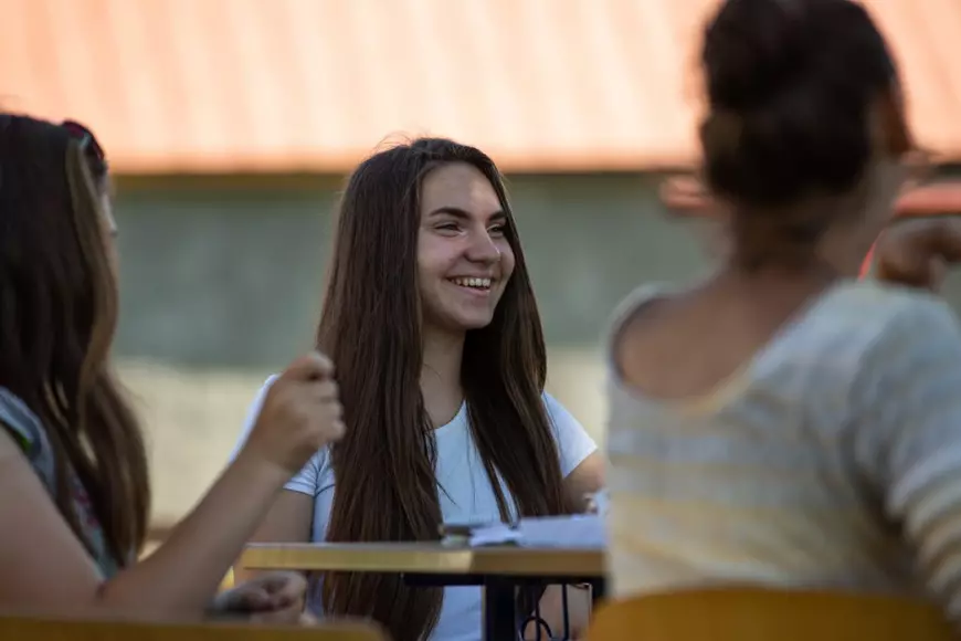 Într-un sat bântuit de sărăcie, un centru de zi le dă o șansă copiilor sărmani. „Nu poţi educa un copil flămând. Îi ungi o felie de pâine cu ceva şi apoi poți să-i umpli şi mintea cu matematică”