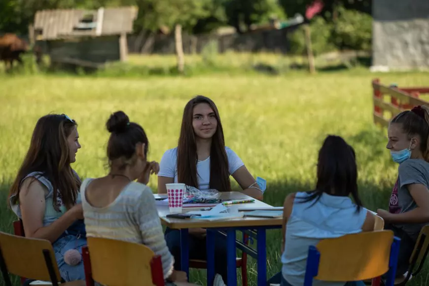 Într-un sat bântuit de sărăcie, un centru de zi le dă o șansă copiilor sărmani. „Nu poţi educa un copil flămând. Îi ungi o felie de pâine cu ceva şi apoi poți să-i umpli şi mintea cu matematică”