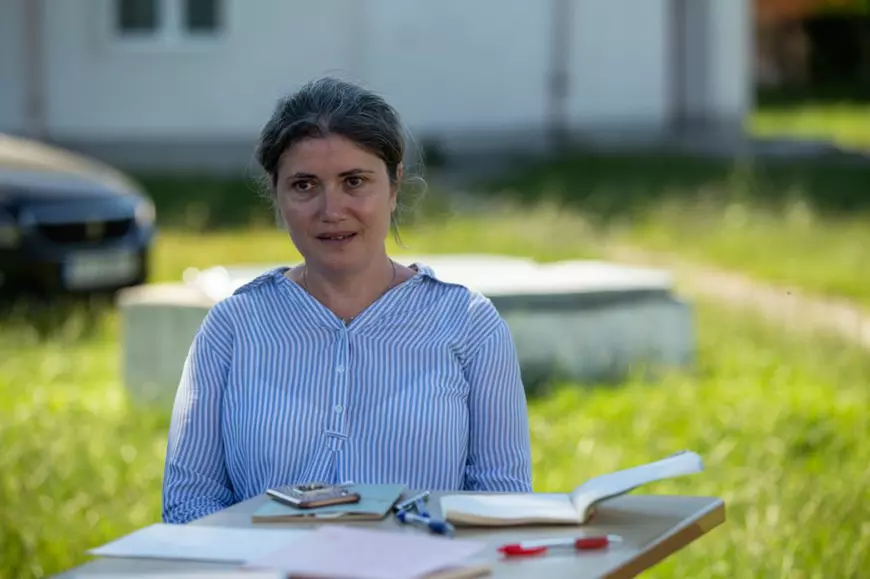 Într-un sat bântuit de sărăcie, un centru de zi le dă o șansă copiilor sărmani. „Nu poţi educa un copil flămând. Îi ungi o felie de pâine cu ceva şi apoi poți să-i umpli şi mintea cu matematică”