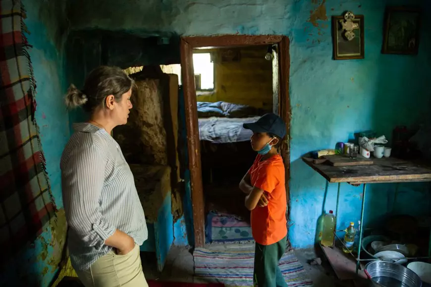 Într-un sat bântuit de sărăcie, un centru de zi le dă o șansă copiilor sărmani. „Nu poţi educa un copil flămând. Îi ungi o felie de pâine cu ceva şi apoi poți să-i umpli şi mintea cu matematică”