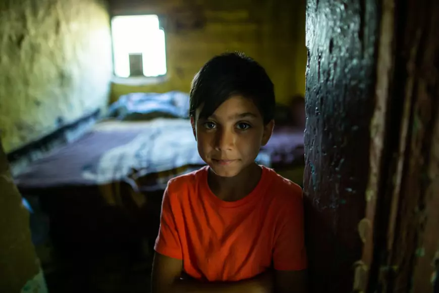 Într-un sat bântuit de sărăcie, un centru de zi le dă o șansă copiilor sărmani. „Nu poţi educa un copil flămând. Îi ungi o felie de pâine cu ceva şi apoi poți să-i umpli şi mintea cu matematică”