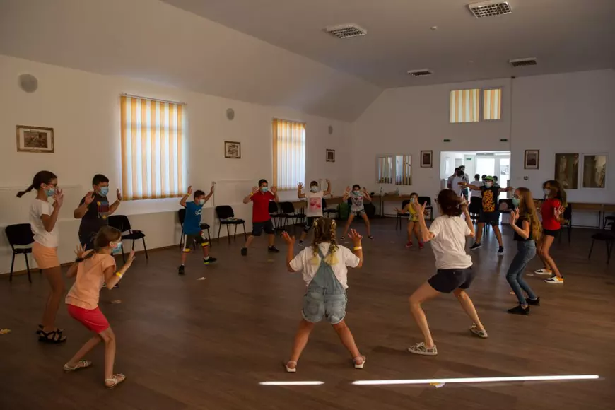 Copiii și-au strigat numele sărind și făcând piruete