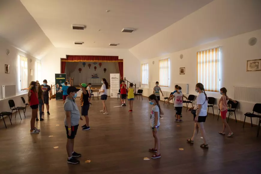 În jocul „Oglinda”, copiii și-au urmărit reciproc mișcările, ca într-o oglindă