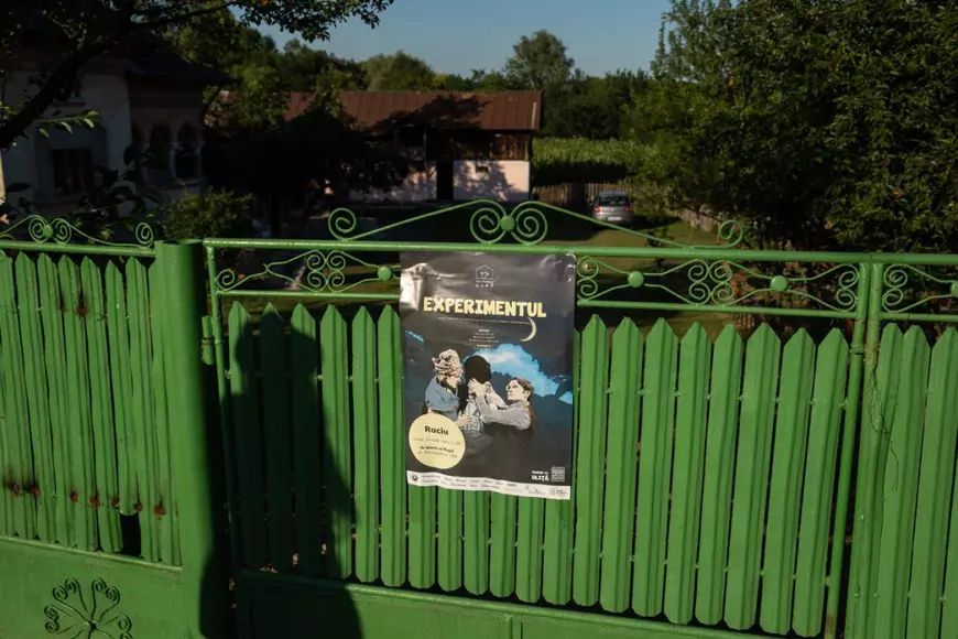 Spectacolul „Experimentul” în regia lui Victor Olăhuț s-a jucat în comuna Raciu, jud. Dâmbovița, în curtea lui Marin al Popii