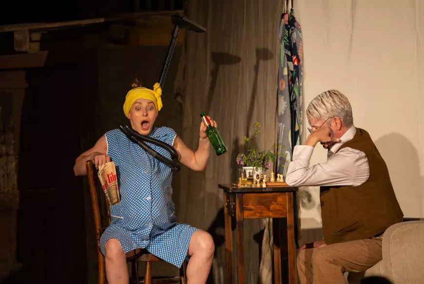 Florentina Năstase, în rolul femeii de serviciu, și Iulian Gliță, în rolul fostului magistrat Bartolomeu Capră, în spectacolul „Experimentul”