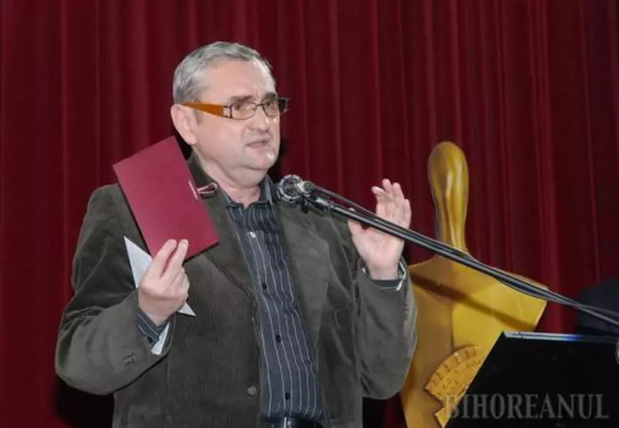 Coșmarul prin care a trecut o cunoscută scriitoare din România vreme de mai bine de un an: hărțuită cu sms-uri de un cunoscut profesor universitar. Procurorii îl consideră însă inofensiv