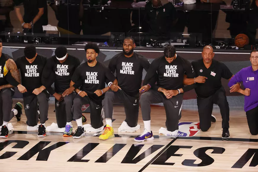 S-a reluat sezonul în NBA. Jucătorii au îngenuncheat împotriva rasismului