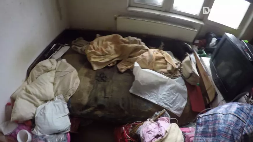Imagini revoltătoare din casa în care un copil a fost mâncat de viermi. Bunica lui: „Eu am tăiat hainele de pe el. Era în comă deja”