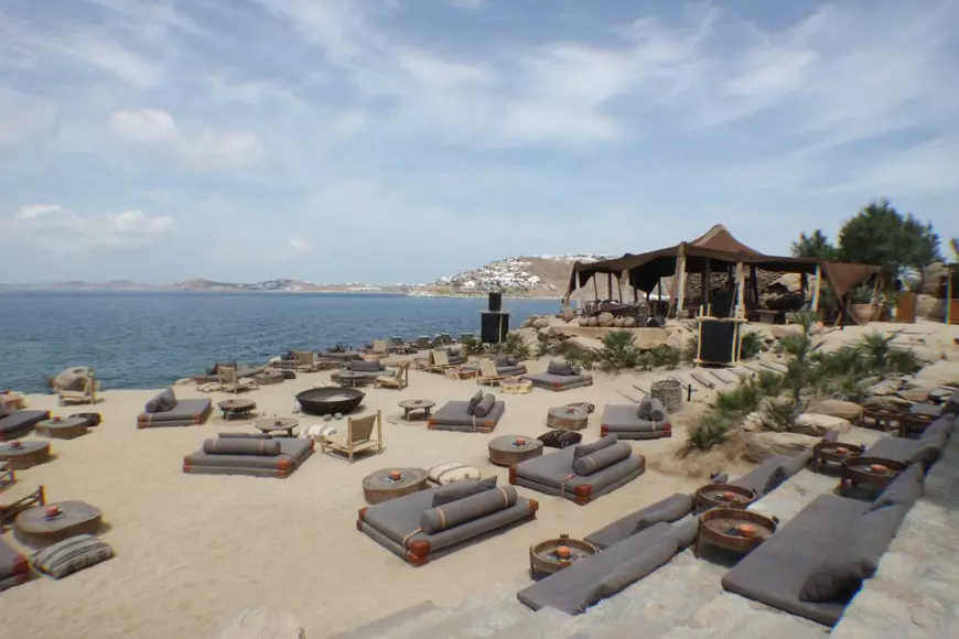 Imagini cu Sebastian Ghiță petrecând în insula grecească Mykonos în timp ce el e azilant în Serbia și cu procese de corupție în România