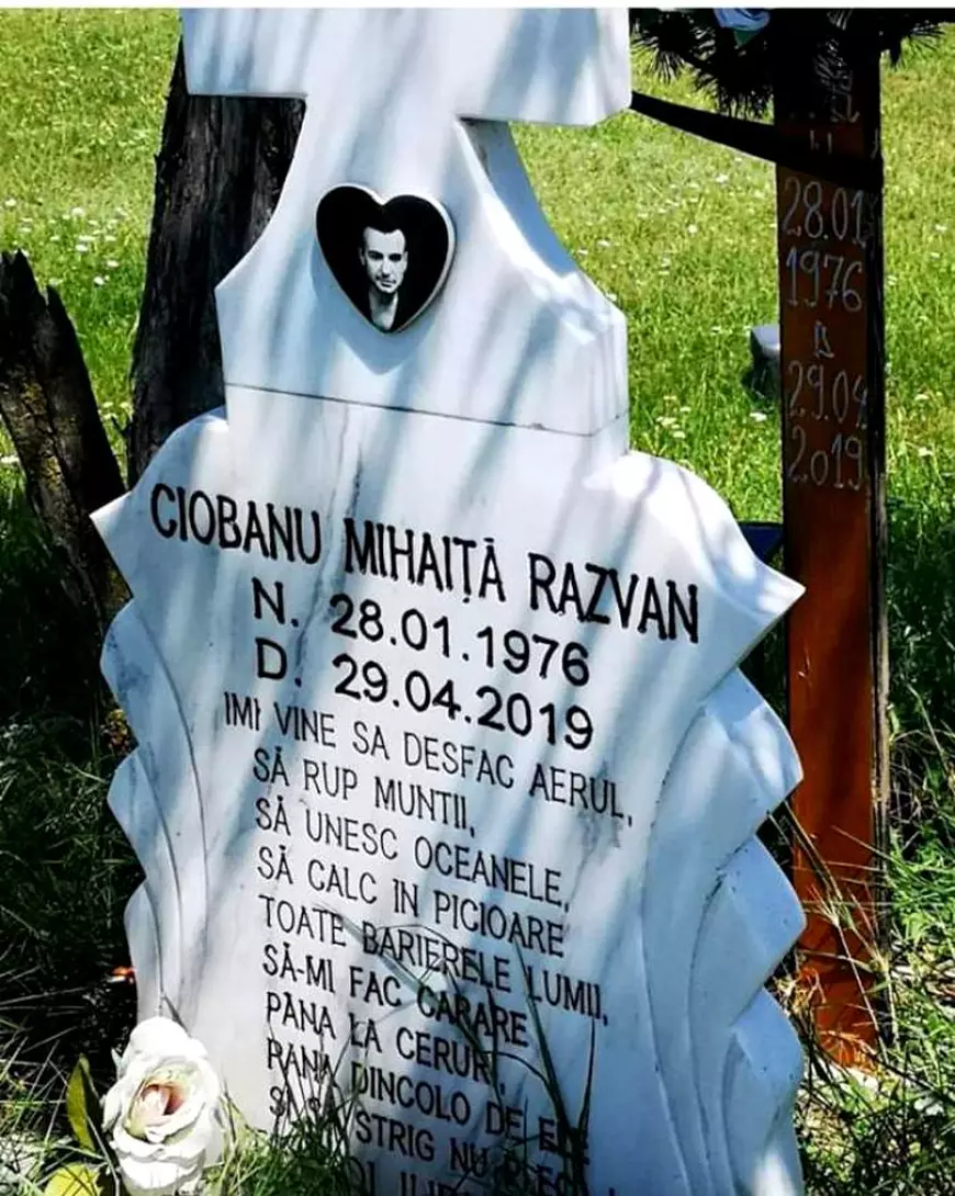 Prietenii lui Răzvan Ciobanu au ridicat un monument în memoria designerului, în locul în care și-a pierdut viața. Cum arată piatra funerară