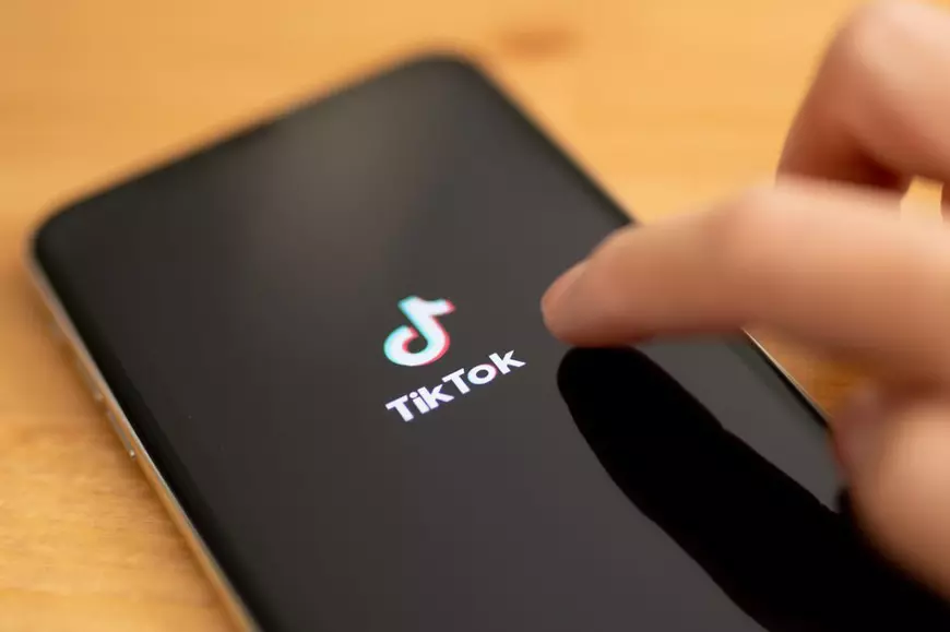 TikTok, platformă deținută de chinezi, a făcut o versiune specială pentru Rusia: fără mesaje antirăzboi și conținut din străinătate