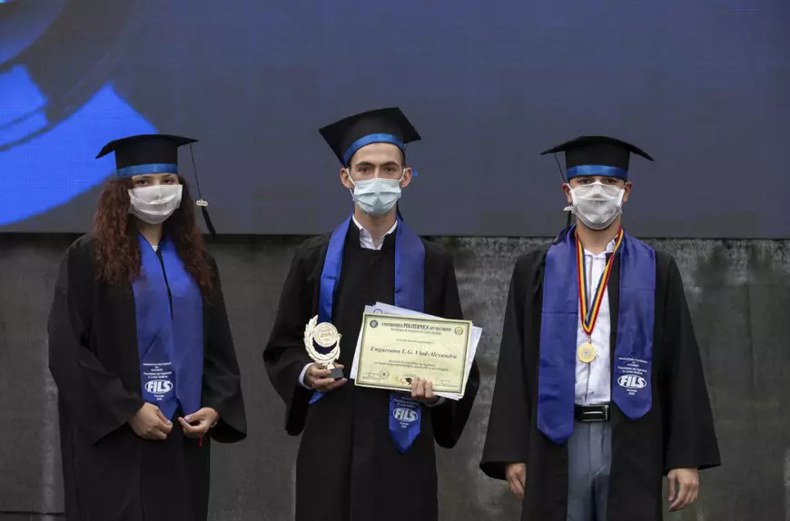 Festivitate de absolvire la Politehnica din București cu măști, ploaie și speranțe: „Jur să-mi construiesc traiectoria prin viață în respect, cinste și demnitate”