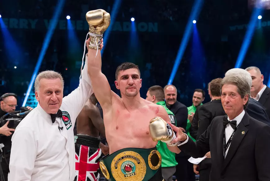 Complexul de apartamente al unui campion mondial de box a ars după ce un chiriaș a făcut grătar în sufragerie