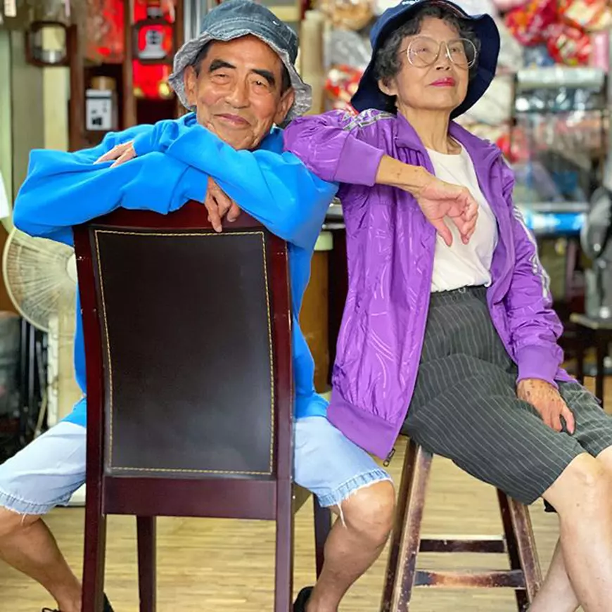 Doi bătrâni din Taiwan au pozat ca modele îmbrăcați cu haine abandonate într-o spălătorie