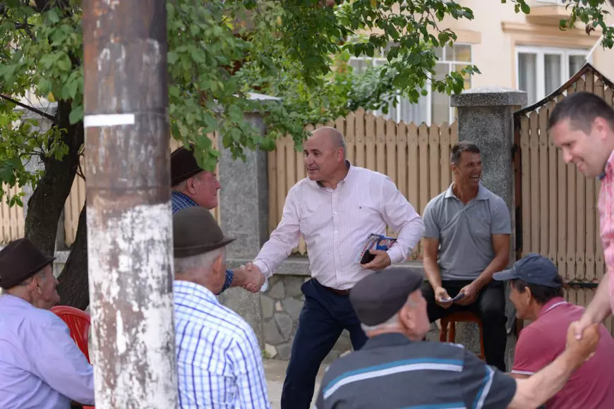 Înțepături între un primar PNL din Dâmbovița și candidatul PSD: ”Ai ridicat un cort de nunți în loc de teren de sport”. Răspunsul: ”Mi-ați dat autorizație”