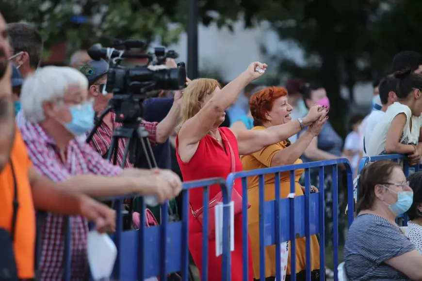 În țarcul din fața scenei au avut acces maximum 100 de persoane, dar asta nu i-a împiedicat pe oameni să se strângă în afara lui