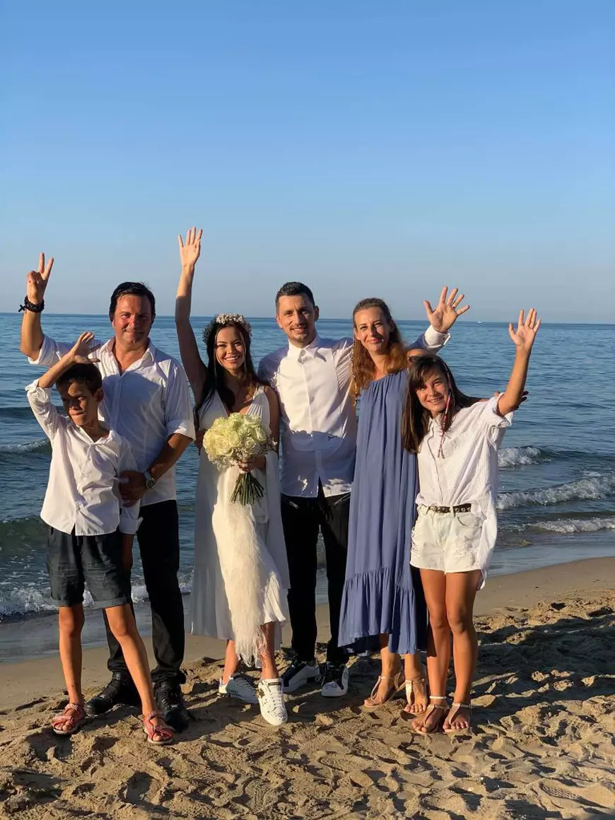 Flick și Denisa Hodișan s-au căsătorit pe o plajă din Creta. Ce rochie a purtat mireasa și cine au fost nașii celor doi. „La început am crezut că este o farsă”