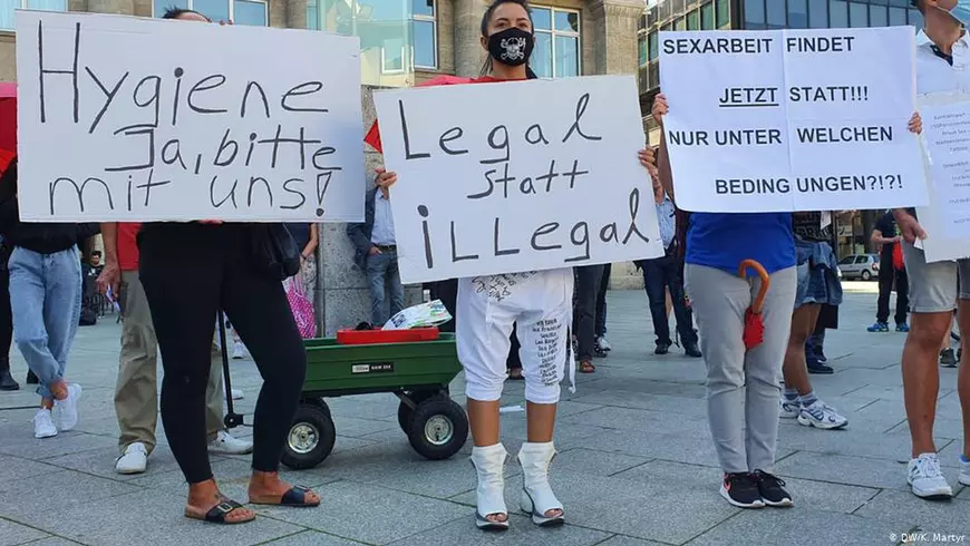 Deutsche Welle: O prostituată din România protestează în Germania pentru redeschiderea bordelurilor. „Am o fiică şi trebuie să muncesc pentru a o întreţine”
